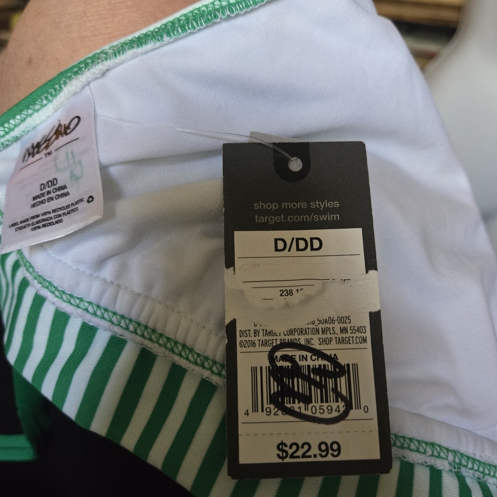 Mossimo cute NWT green&white stripped triangle bikini top szD/DD - Picture 5 of 5